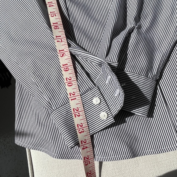 Jones New York (M) 100% cotton, no-iron, button-up shirt, perfect condition. - Picture 7 of 12